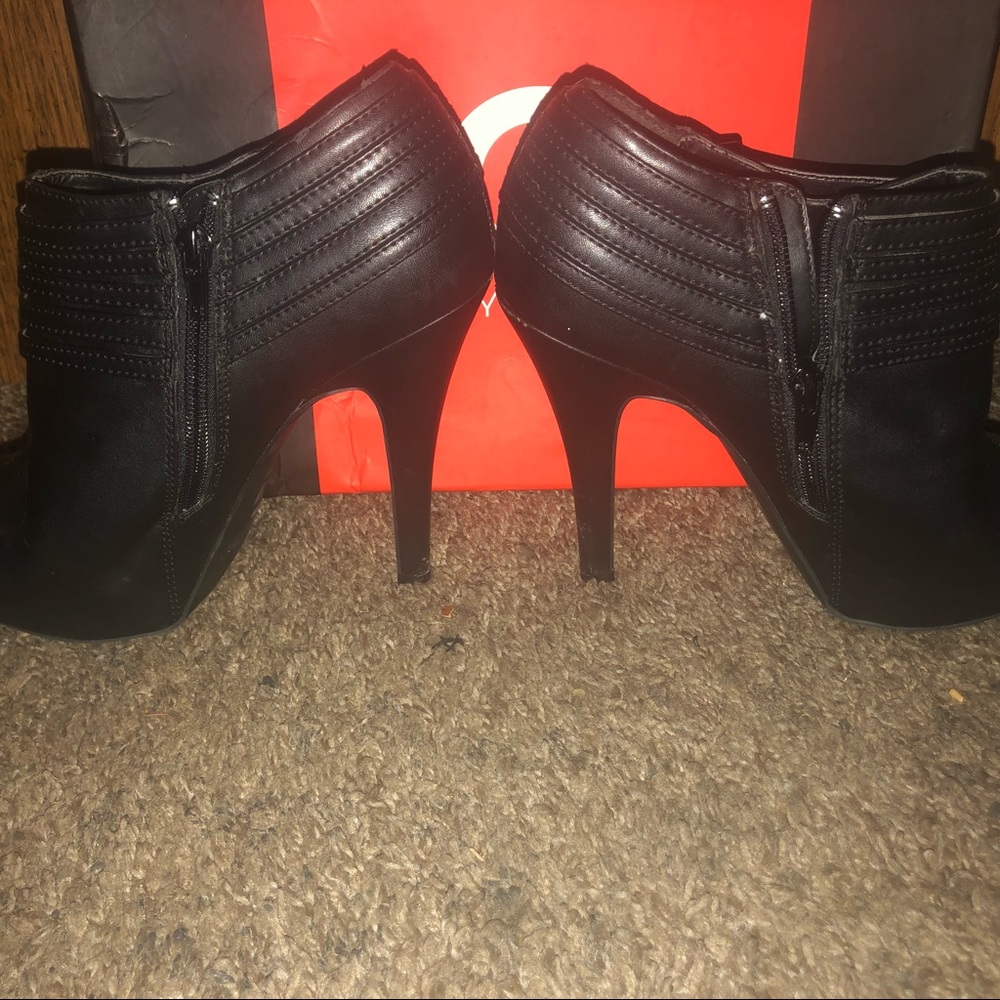 Shoes - Picture 4 of 6